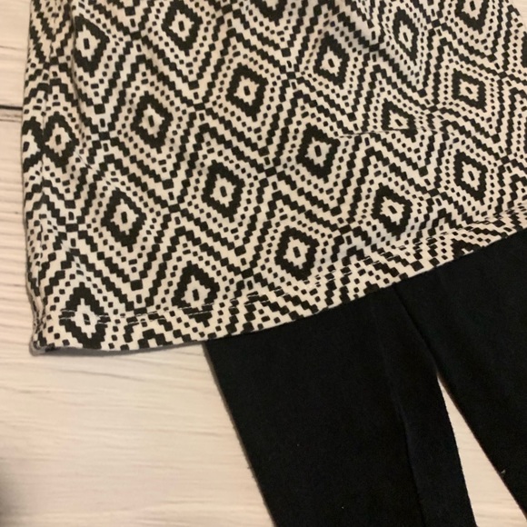*Like New* Baby Girl Black Aztec Print Legging Set - Picture 2 of 4